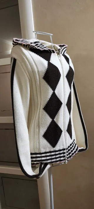 Maglioncino con cappuccio fantasia rombi