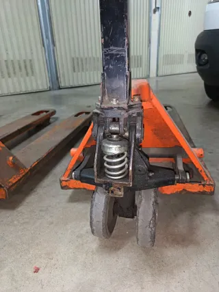 Transpaleta manual naranja