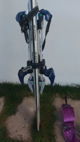 Esquís de travesía con pieles y cuchillas