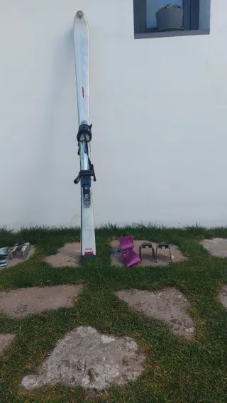 Esquís de travesía con pieles y cuchillas