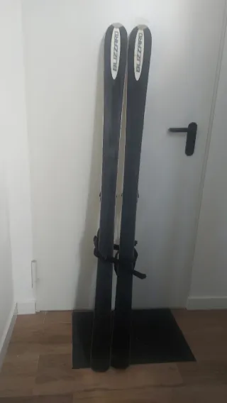 Esquís de travesía con pieles y cuchillas