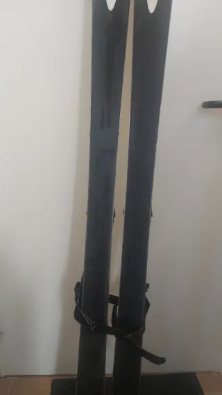 Esquís de travesía con pieles y cuchillas