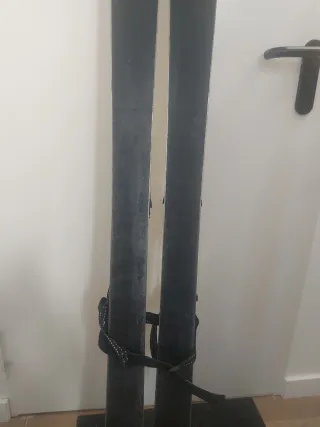 Esquís de travesía con pieles y cuchillas