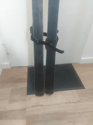 Esquís de travesía con pieles y cuchillas