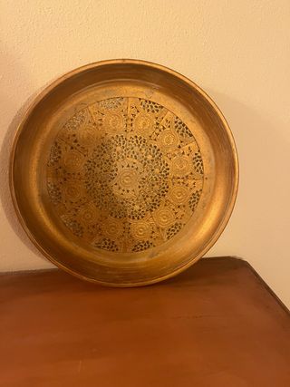 Plato decorativo de metal dorado