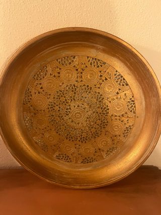Plato decorativo de metal dorado