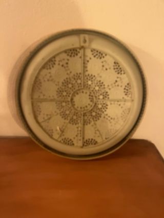 Plato decorativo de metal dorado