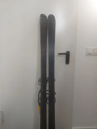 Esquís de travesía Elan con fijaciones