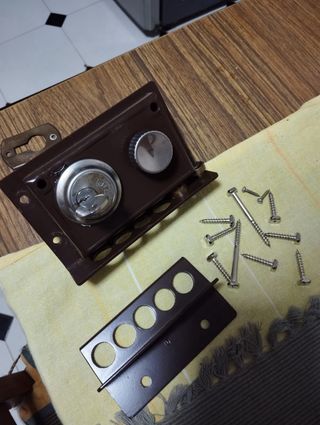 Cerradura de puerta marrón