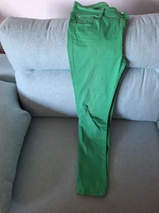 Pantalón pitillo verde con elastan