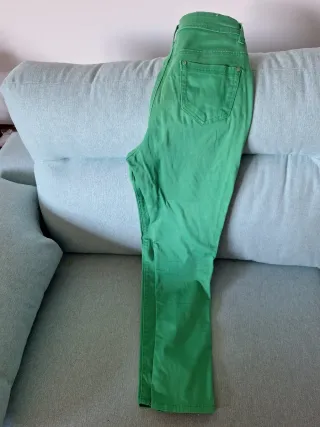Pantalón pitillo verde con elastan
