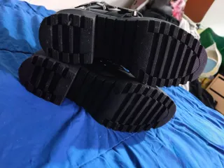 Botines negros con tachuelas y hebillas.