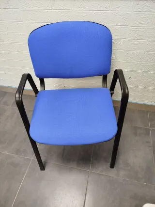Silla confidente azul con reposabrazos