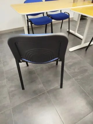 Silla confidente azul con reposabrazos