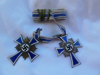 Lote 2 Cruces de Honor Madre Alemana