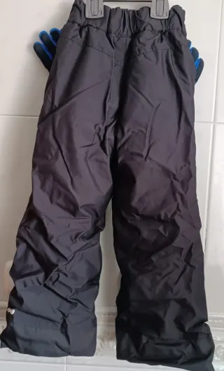 Pantalón nieve y guantes Decathlon 6 años