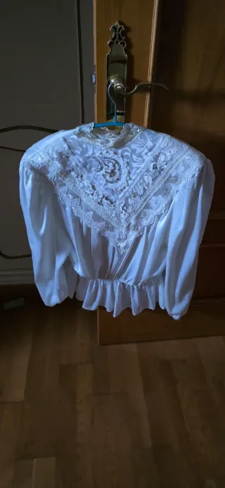 Blusa blanca con encaje