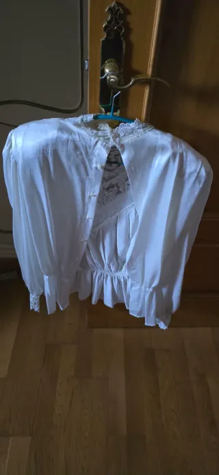 Blusa blanca con encaje