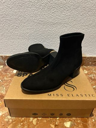 Botín elástico negro de tacón bajo