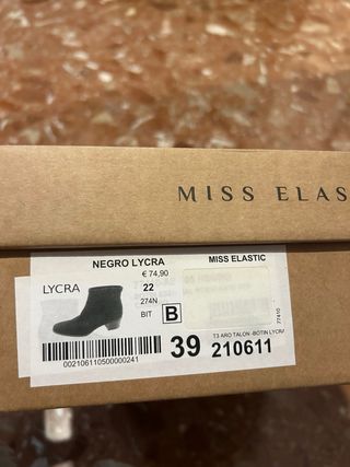 Botín elástico negro de tacón bajo