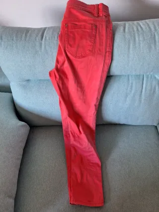 Pantalón pitillo favorecedor, color coral