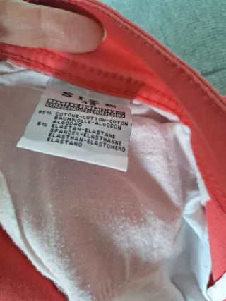 Pantalón pitillo favorecedor, color coral