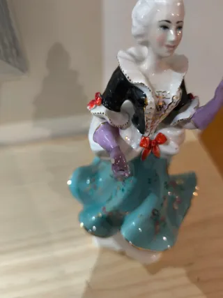 Figura de porcelana mujer vestida