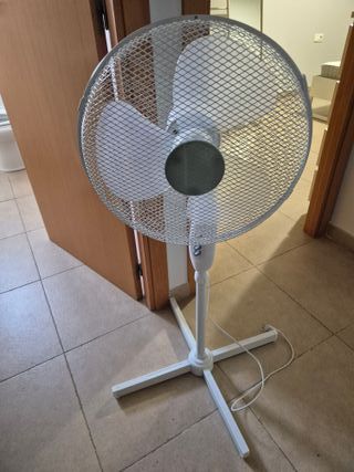 Ventilador de pie blanco