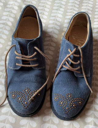 Sapatos Rasteiros Camurça Azul Tachas Douradas