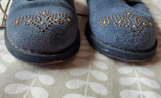 Sapatos Rasteiros Camurça Azul Tachas Douradas