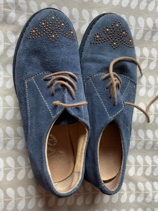 Sapatos Rasteiros Camurça Azul Tachas Douradas