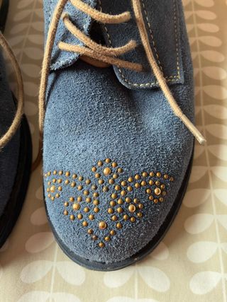 Sapatos Rasteiros Camurça Azul Tachas Douradas