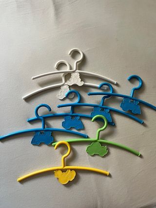 Lote de perchas infantiles de plástico y madera.