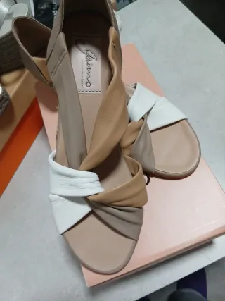 Sandalias Gaimo Planas Beige y Blanco