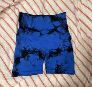 Shorts deportivos tie-dye azul y negro