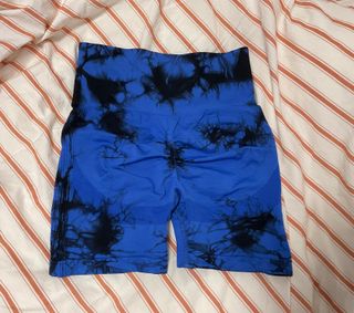 Shorts deportivos tie-dye azul y negro