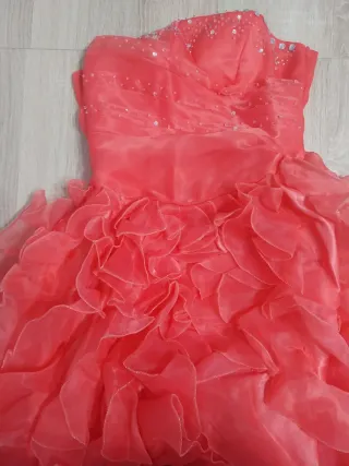 Vestido de fiesta rojo con volantes