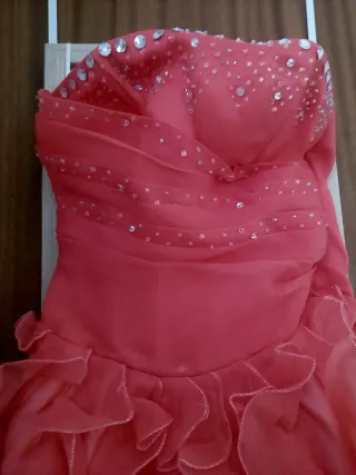 Vestido de fiesta rojo con volantes
