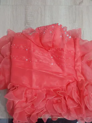 Vestido de fiesta rojo con volantes