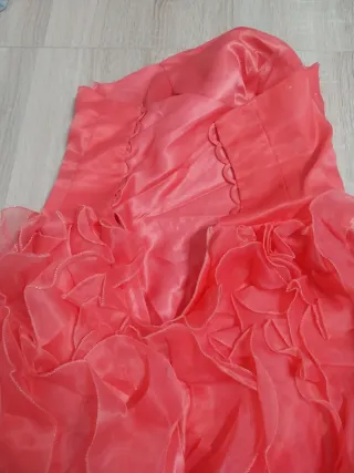 Vestido de fiesta rojo con volantes