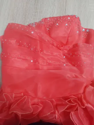 Vestido de fiesta rojo con volantes