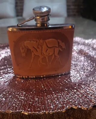 Bottiglietta per liquori con cavalli in rilievo