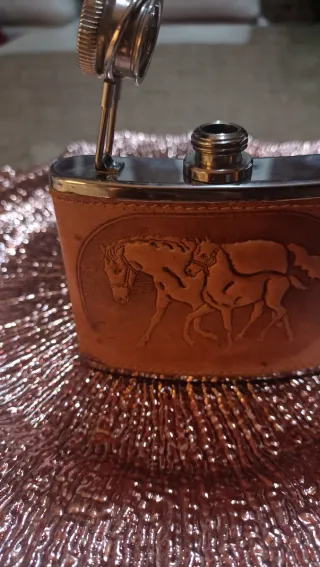 Bottiglietta per liquori con cavalli in rilievo