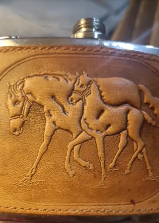 Bottiglietta per liquori con cavalli in rilievo