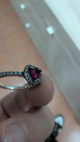 Coppia di anelli cuore rosso e zirconi pandora