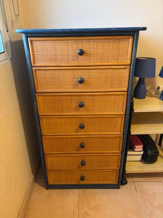 Mueble vitrina madera y mimbre azul