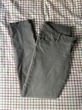 Pantalones grises