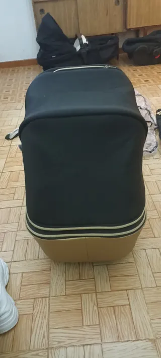 Capazo Carrito Dorado y Negro Marca Toral