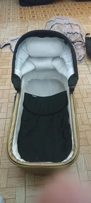 Capazo Carrito Dorado y Negro Marca Toral