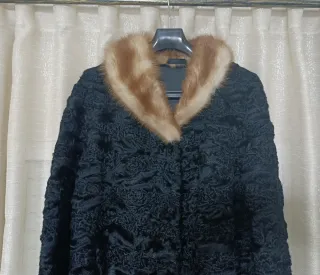 Abrigo de piel de astracán negro